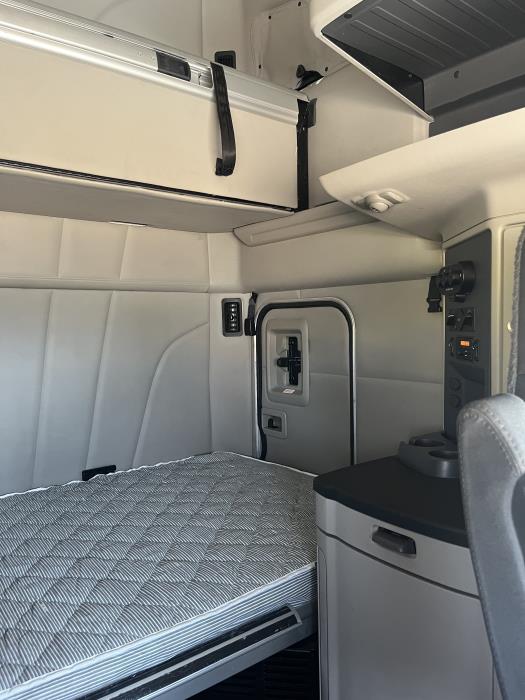 2022 Peterbilt 579-8