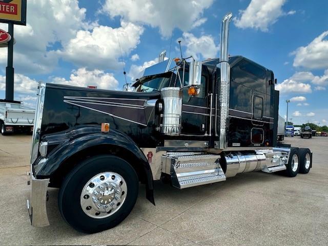 2022 Kenworth W900L-0