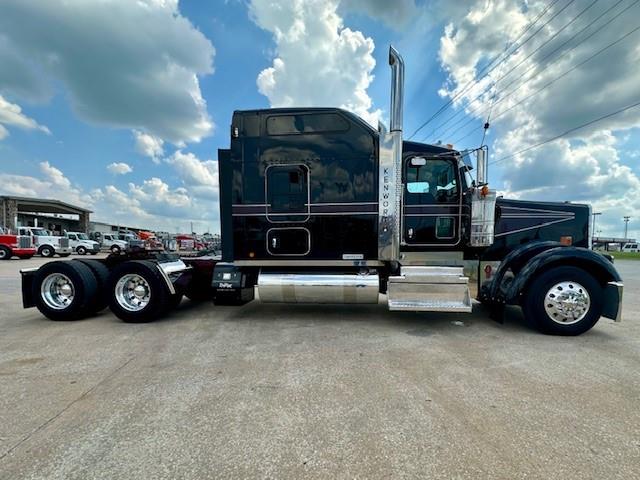 2022 Kenworth W900L-3