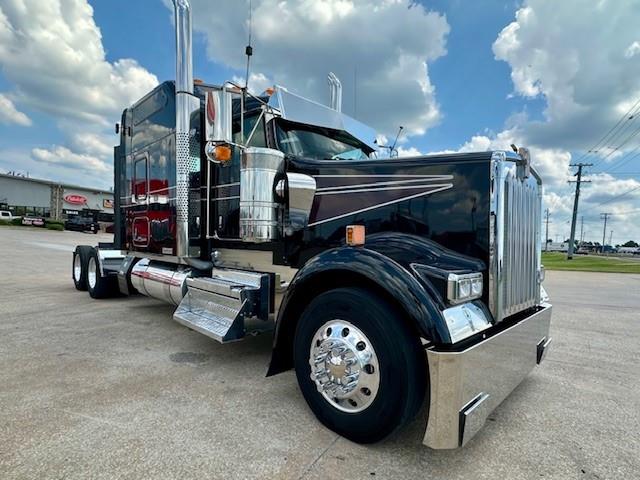 2022 Kenworth W900L-1