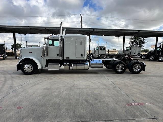 2023 Peterbilt 389-2
