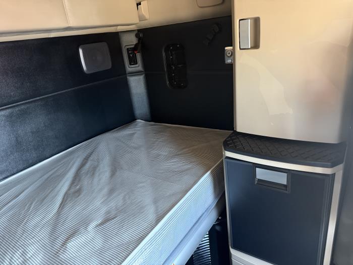 2023 Kenworth T680-12