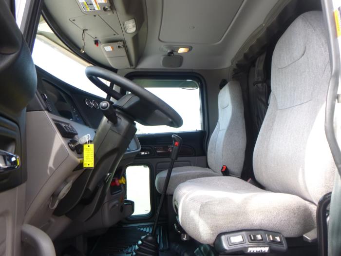 2023 Peterbilt 389-12