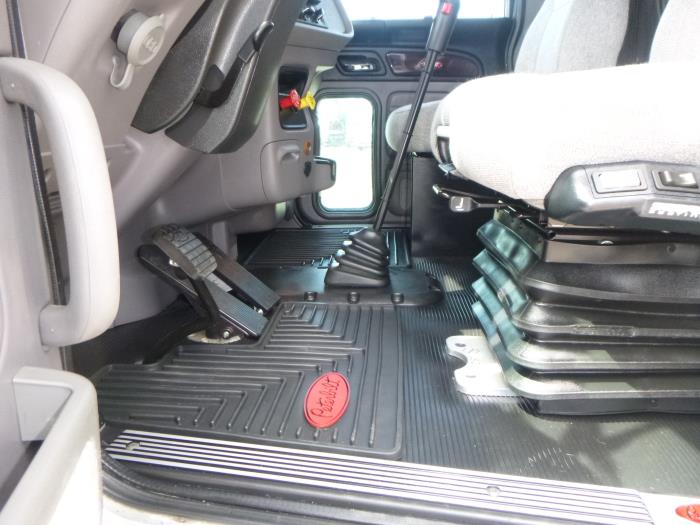 2023 Peterbilt 389-13