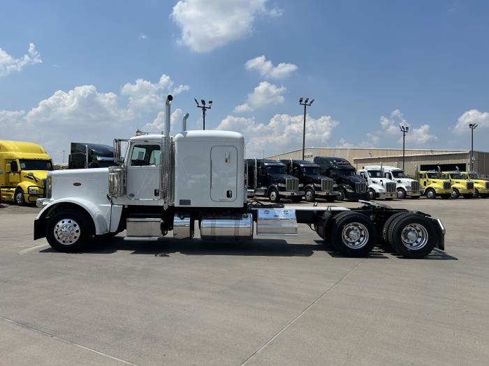 2023 Peterbilt 389-2