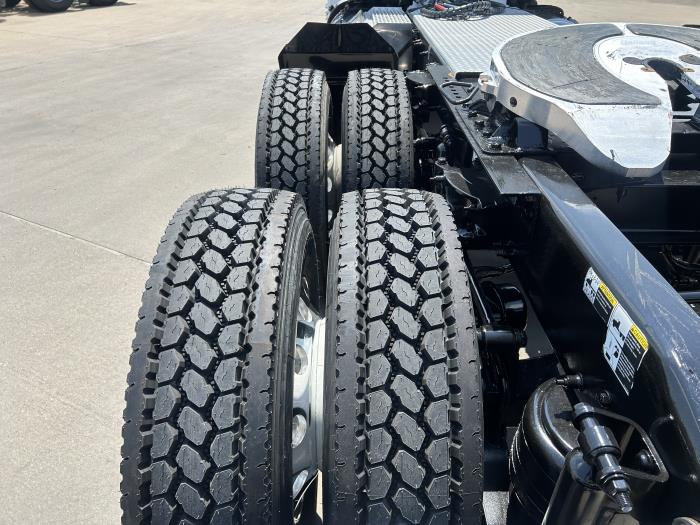 2023 Peterbilt 389-12