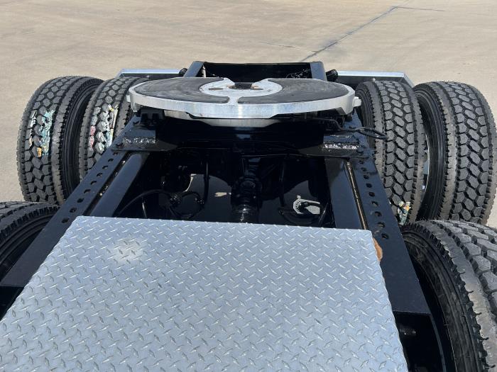 2023 Peterbilt 389-15