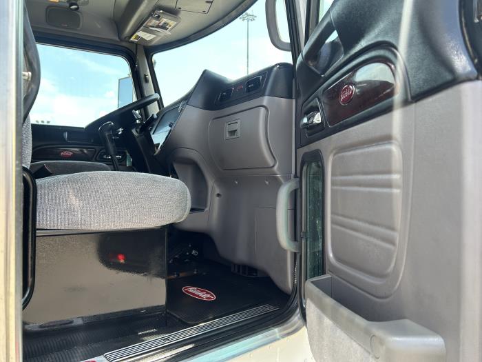 2023 Peterbilt 389-23