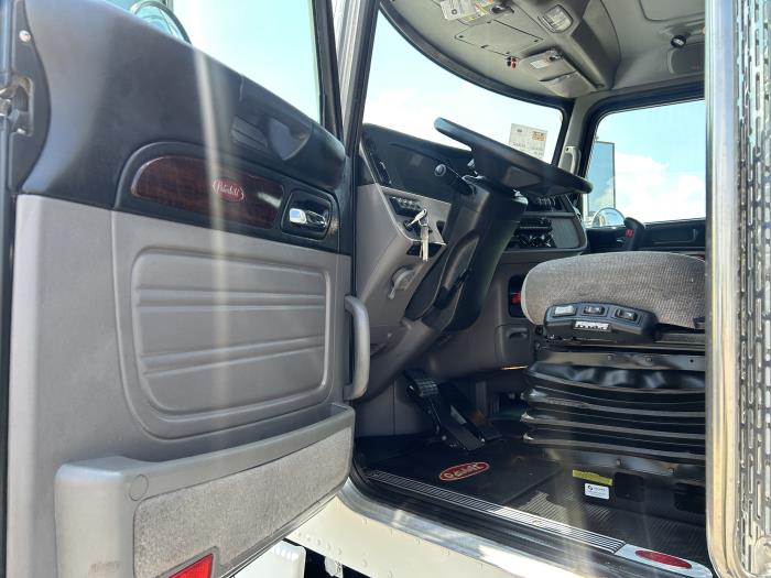 2023 Peterbilt 389-25