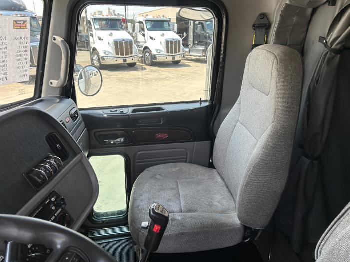 2023 Peterbilt 389-26