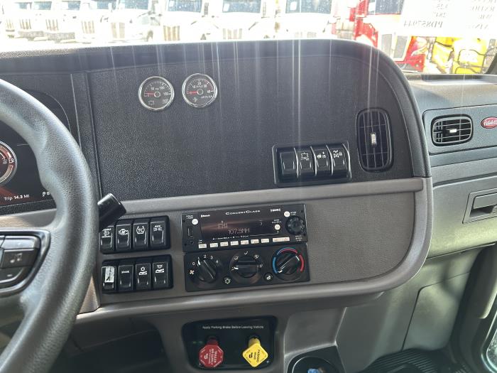 2023 Peterbilt 389-33