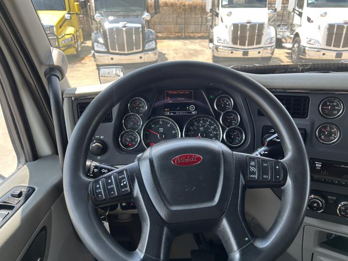 2021 Peterbilt 579-38