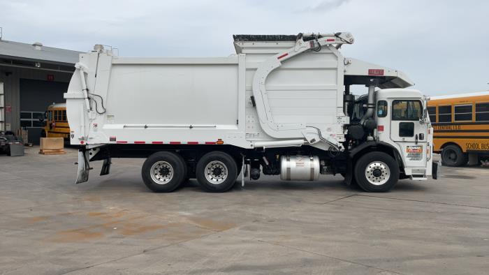 2023 Peterbilt 520-4