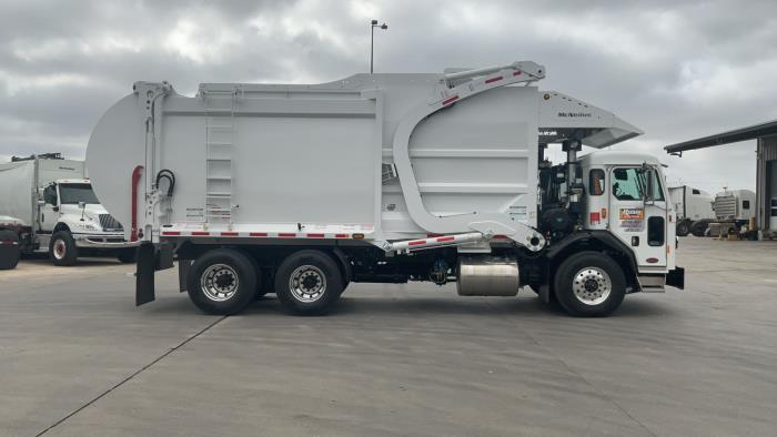 2025 Peterbilt 520-4
