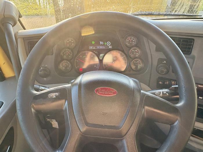 2021 Peterbilt 579-15