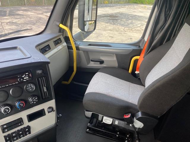 2021 Freightliner Cascadia-19