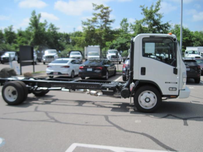 2025 Isuzu NRR photo 3