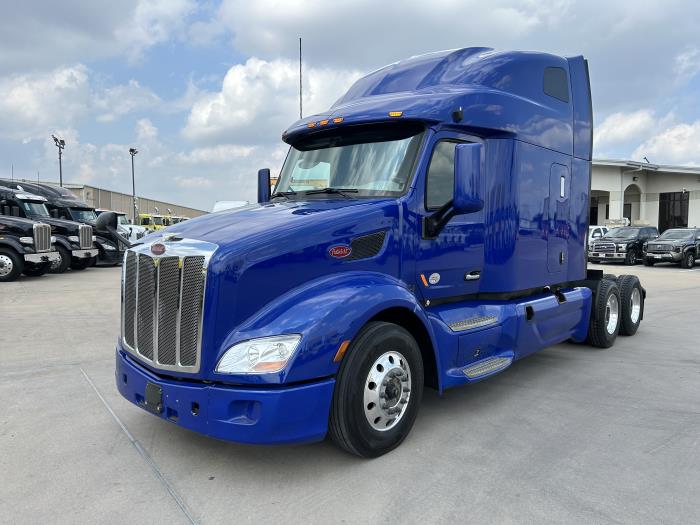 2022 Peterbilt 579 photo 2