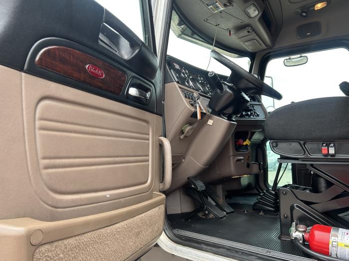 2020 Peterbilt 389-24