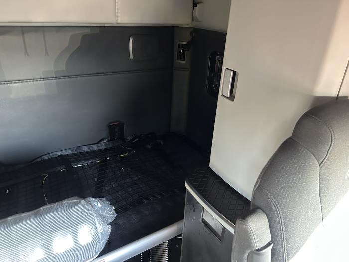 2024 Kenworth T680-33