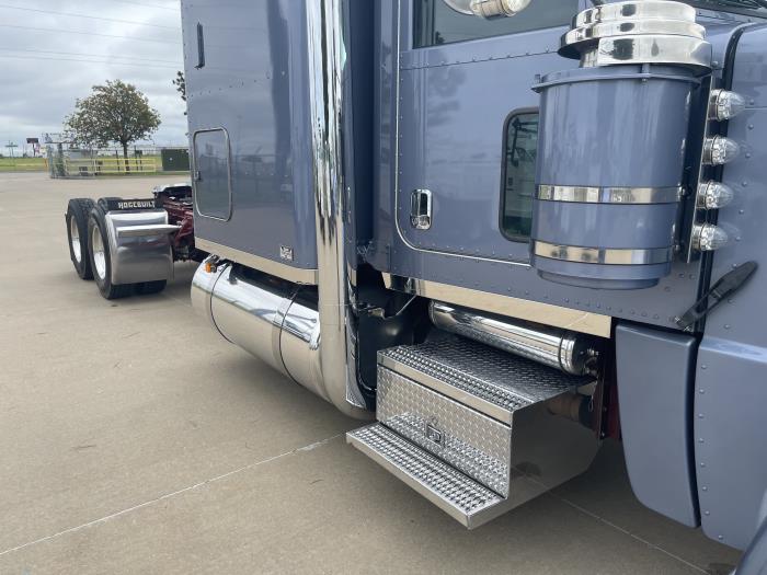 2023 Peterbilt 389-4