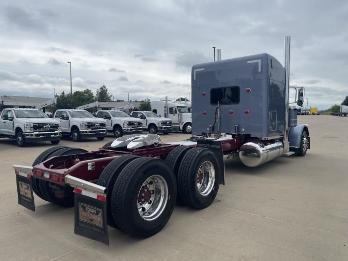 2023 Peterbilt 389-8