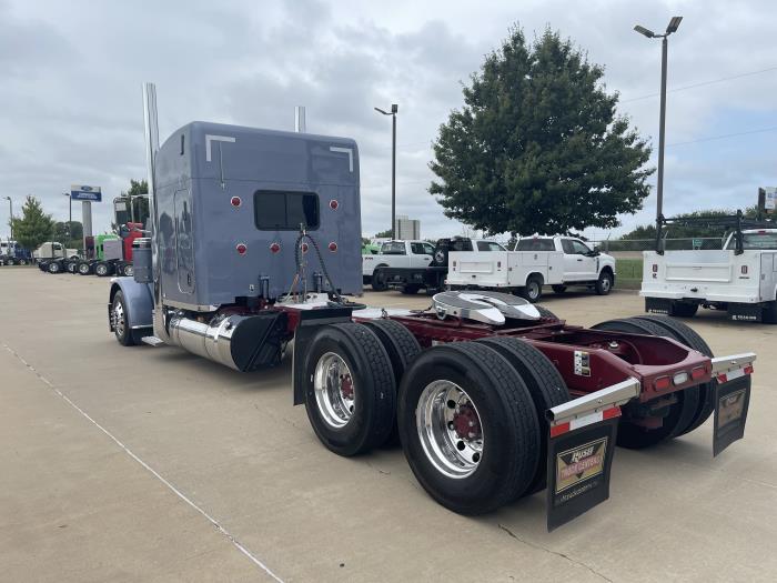 2023 Peterbilt 389-10