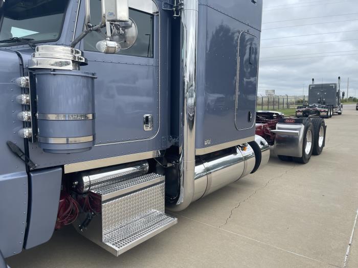 2023 Peterbilt 389-13