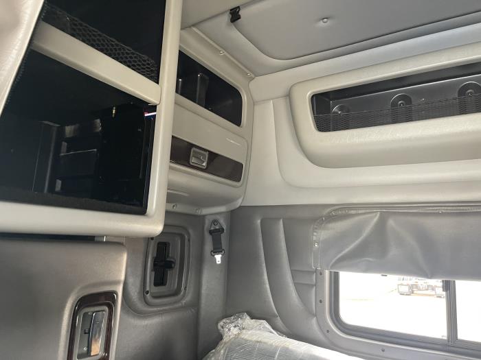 2023 Peterbilt 389-24