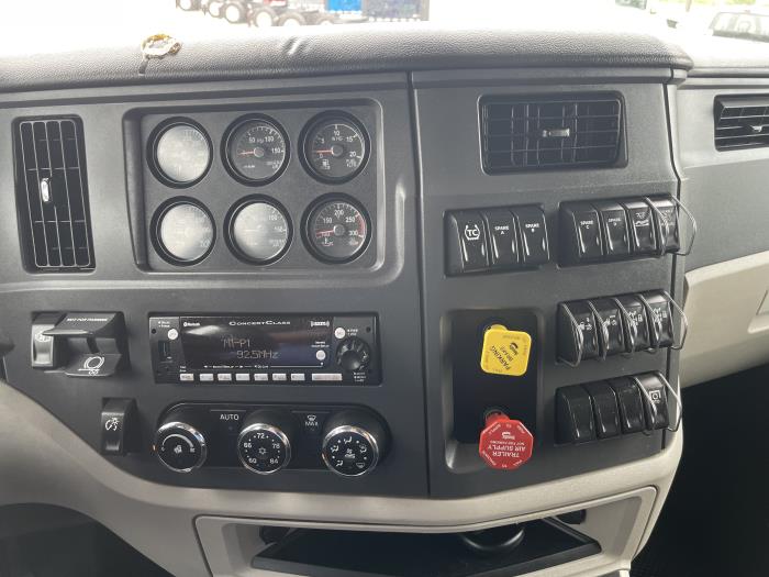 2023 Peterbilt 579-18