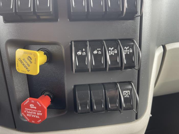 2023 Peterbilt 579-19