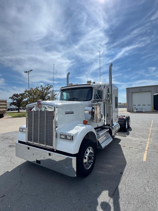 2023 Kenworth W900-1
