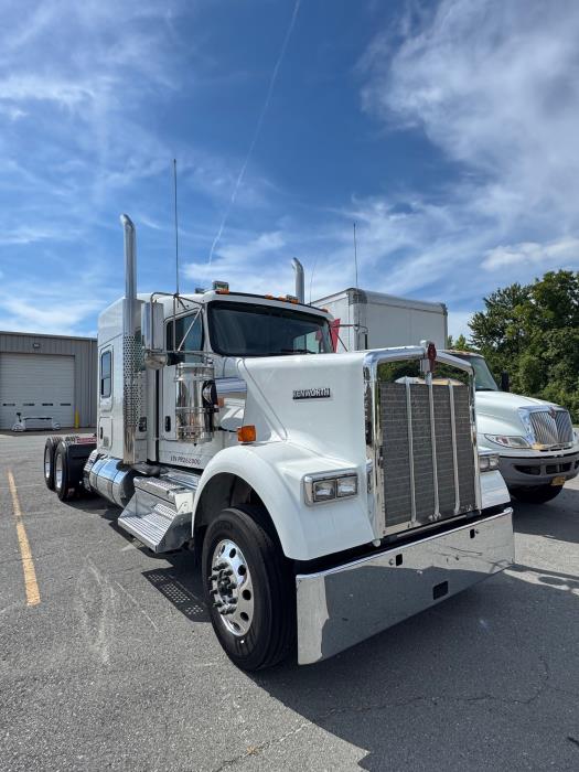 2023 Kenworth W900-2