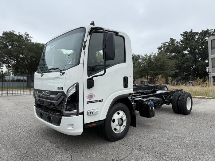 2025 Isuzu NPR photo 3