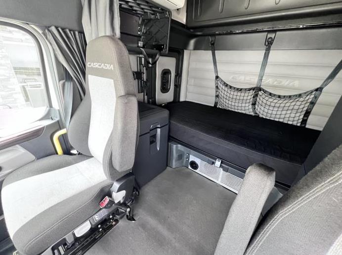 2021 Freightliner Cascadia-13