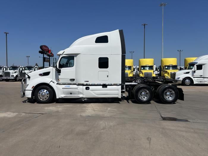 2021 Peterbilt 579 photo 3