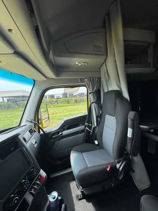 2024 Kenworth T680-26