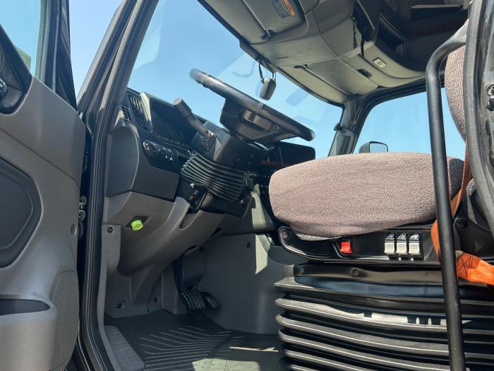 2022 International LT625-8