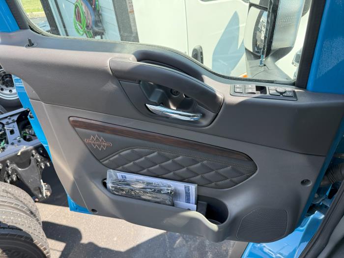 2025 International HX620-11