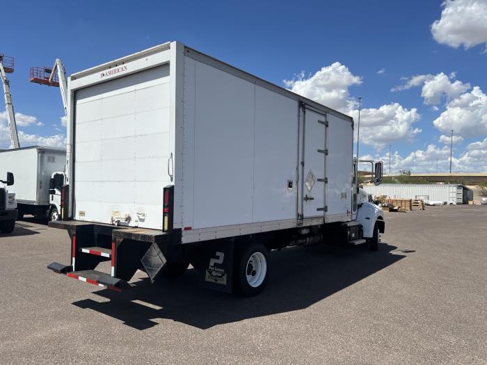 2019 Peterbilt 325-4