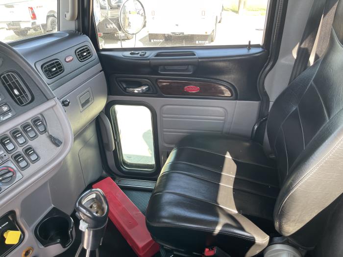 2015 Peterbilt 389-16