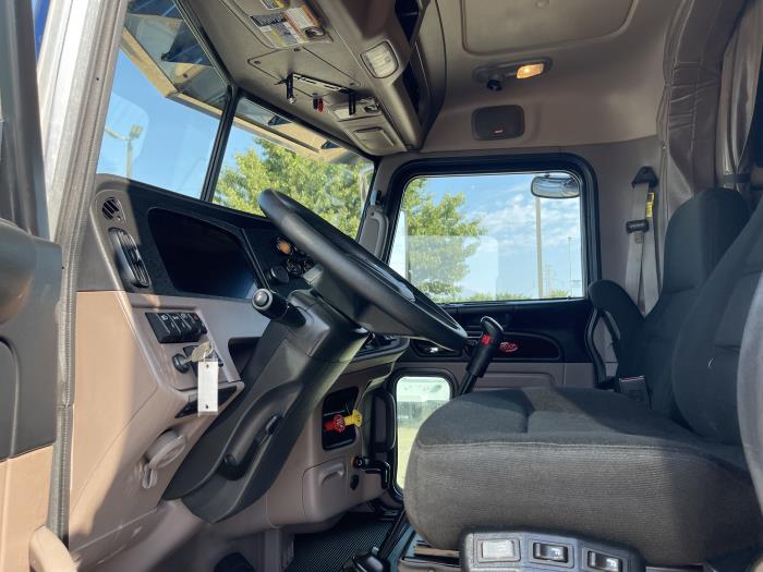 2023 Peterbilt 389-18