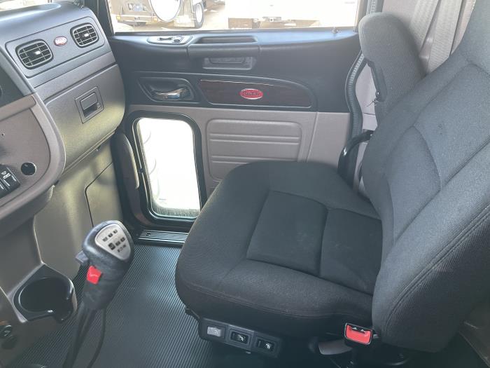 2023 Peterbilt 389-19