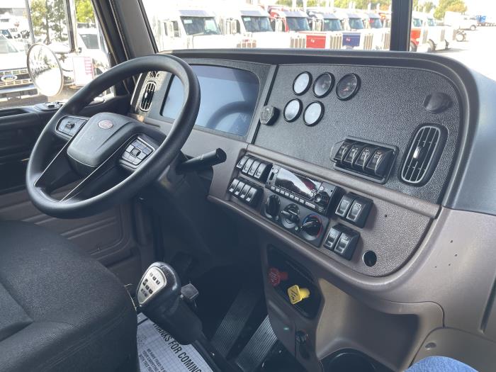 2023 Peterbilt 389-22