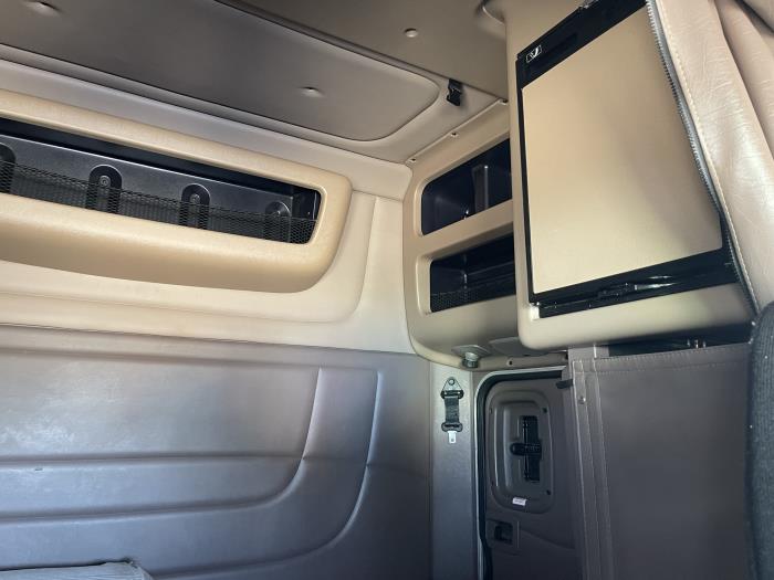 2023 Peterbilt 389-25