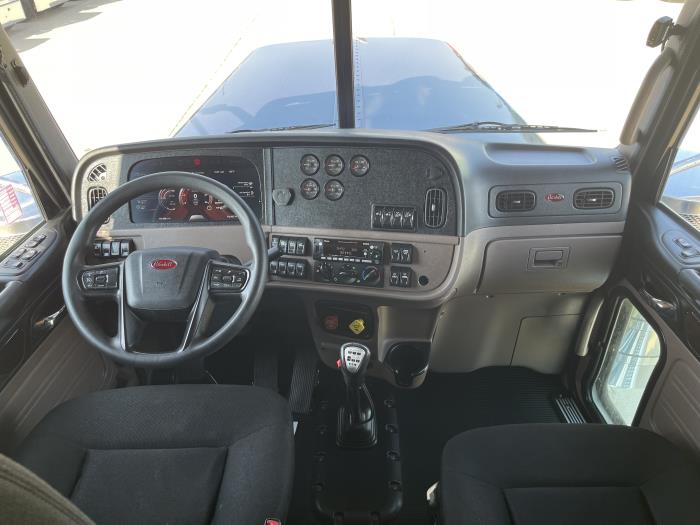 2023 Peterbilt 389-28