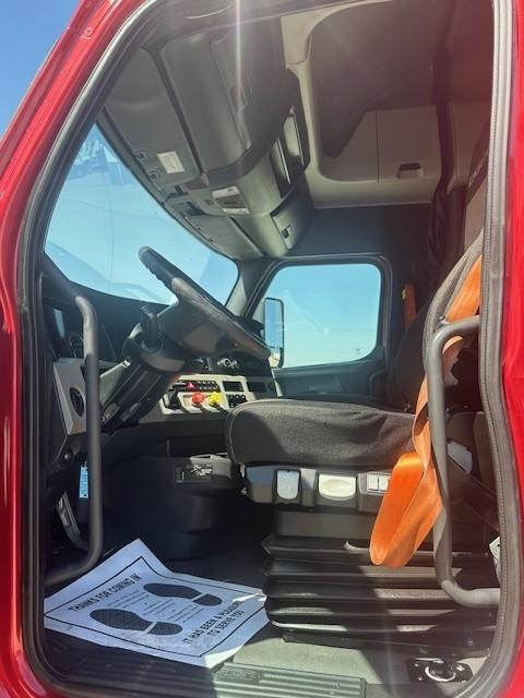 2021 Freightliner Cascadia 126" Sleeper Cab photo 3