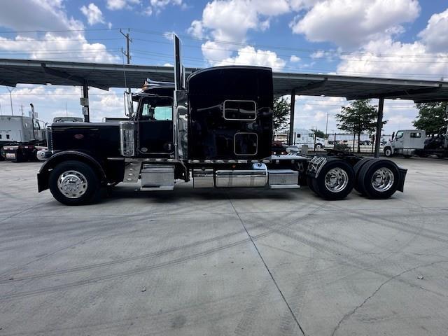 2022 Peterbilt 389-2