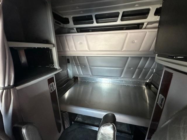 2022 Peterbilt 389-12