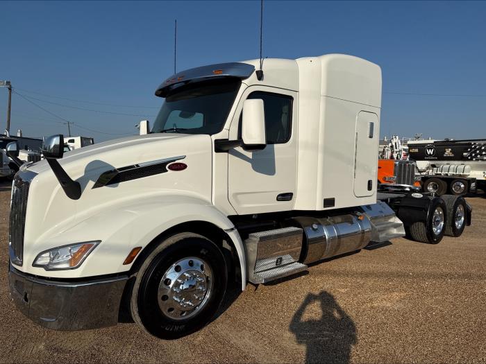 2023 Peterbilt 579 photo 2